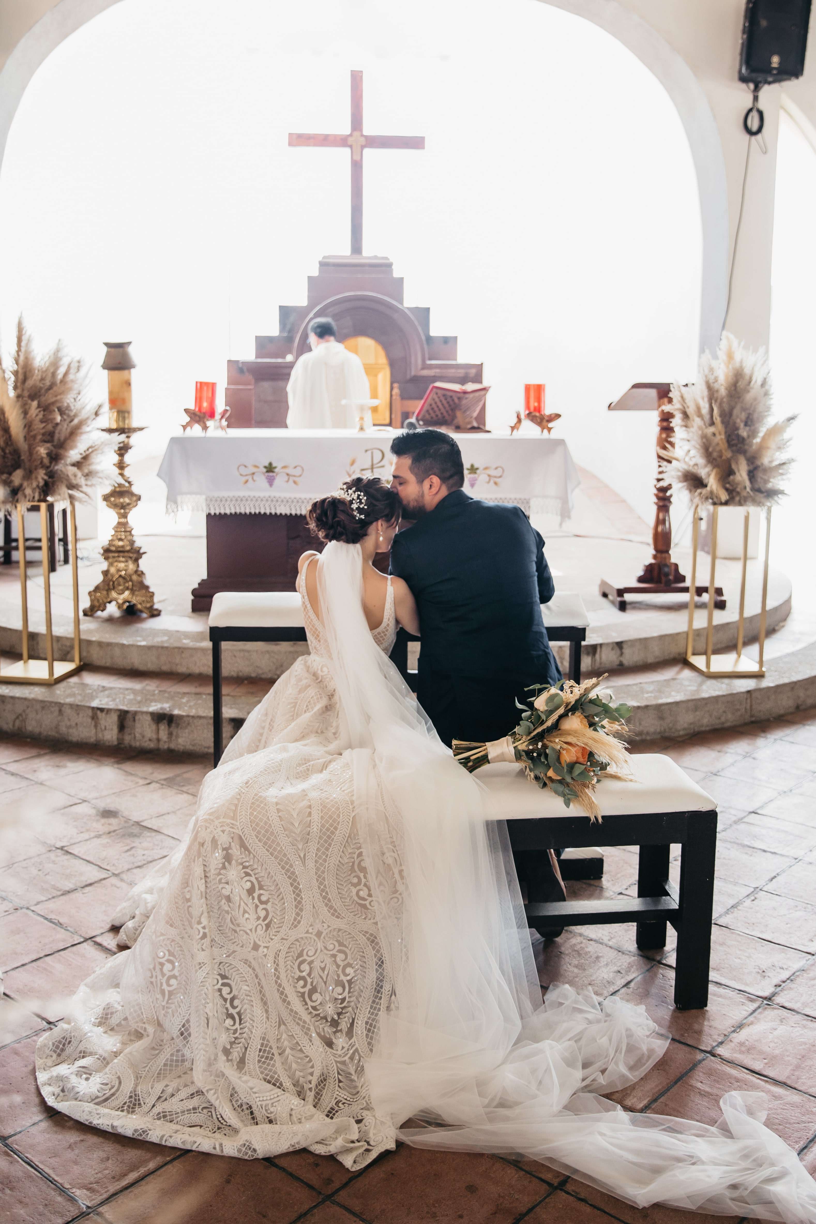 Ceremonia eclesiástica en la parroquía de Santa Cruz Huatulco