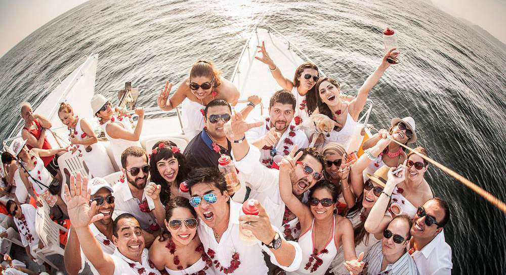 Bodas Huatulco, tour en barco novios con familiares y amigos
