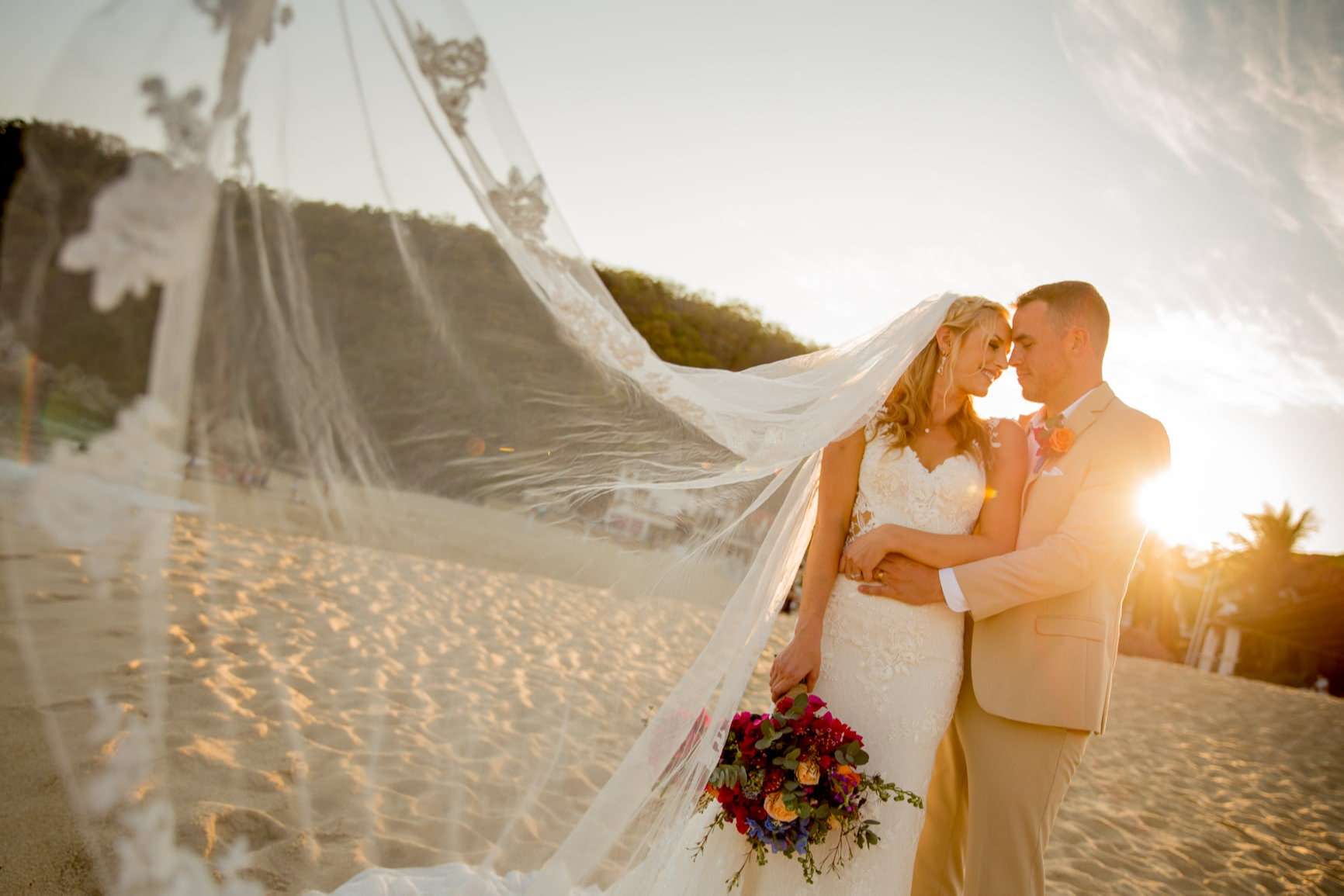 Pareja en la playa el día de su boda